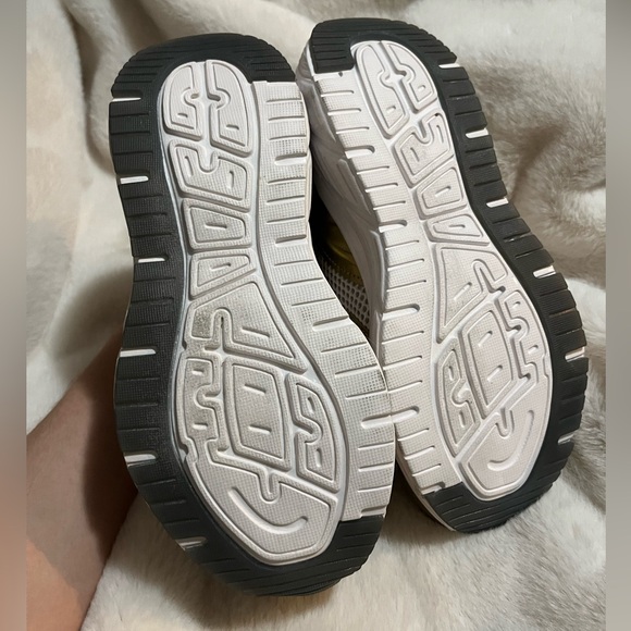 Metallic Gold and white reebok sneakers new with tag - Picture 7 of 7